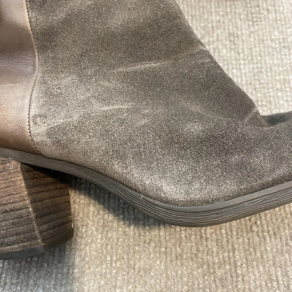 Clarks Booties Womens Size 8.5 Brown Suede Ankle Zip Block‎ Heel 26110635M
